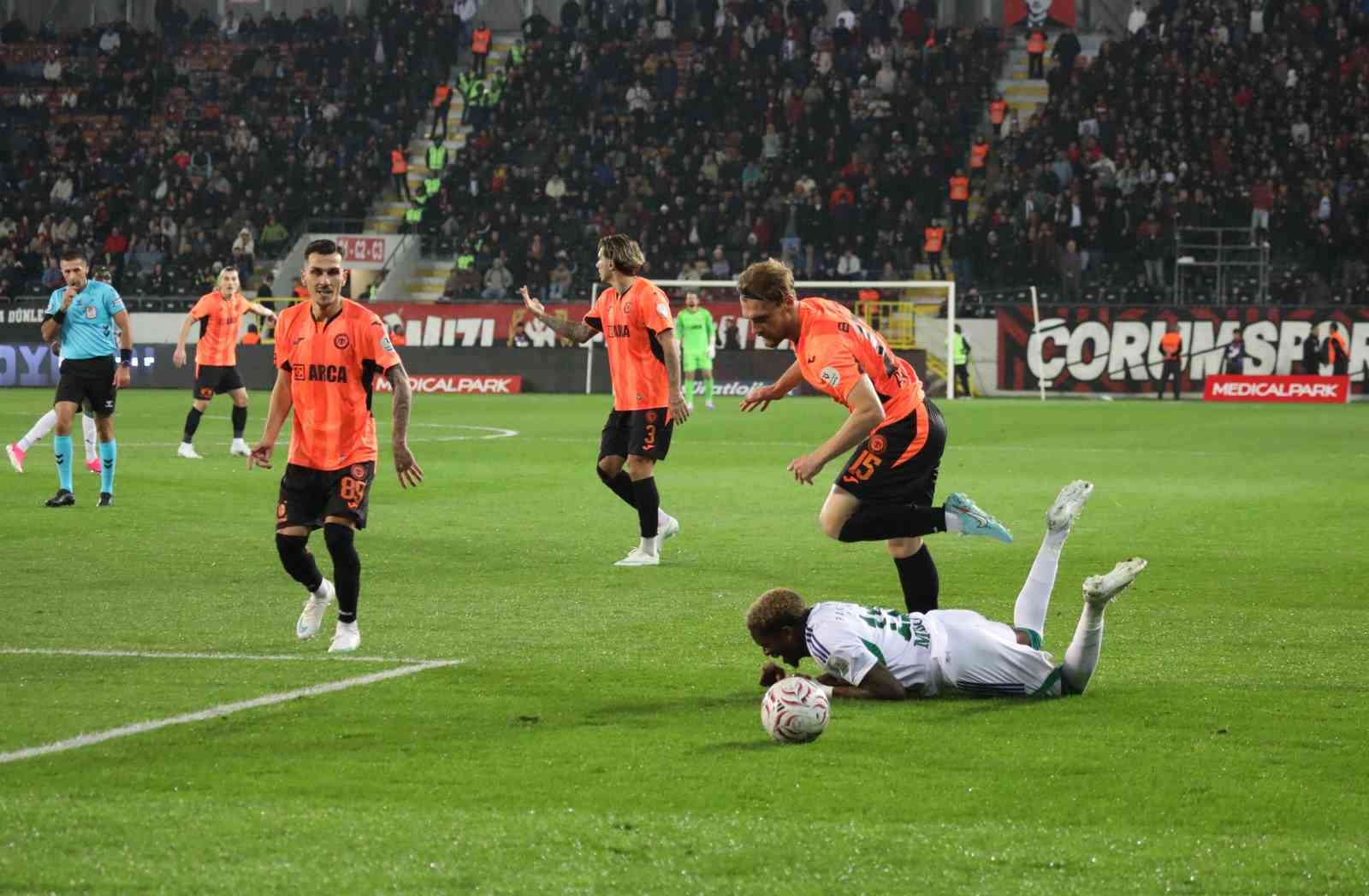 Trendyol Süper Lig: Çorum FK: 1 - Çaykur Rizespor: 1 (İlk yarı)
