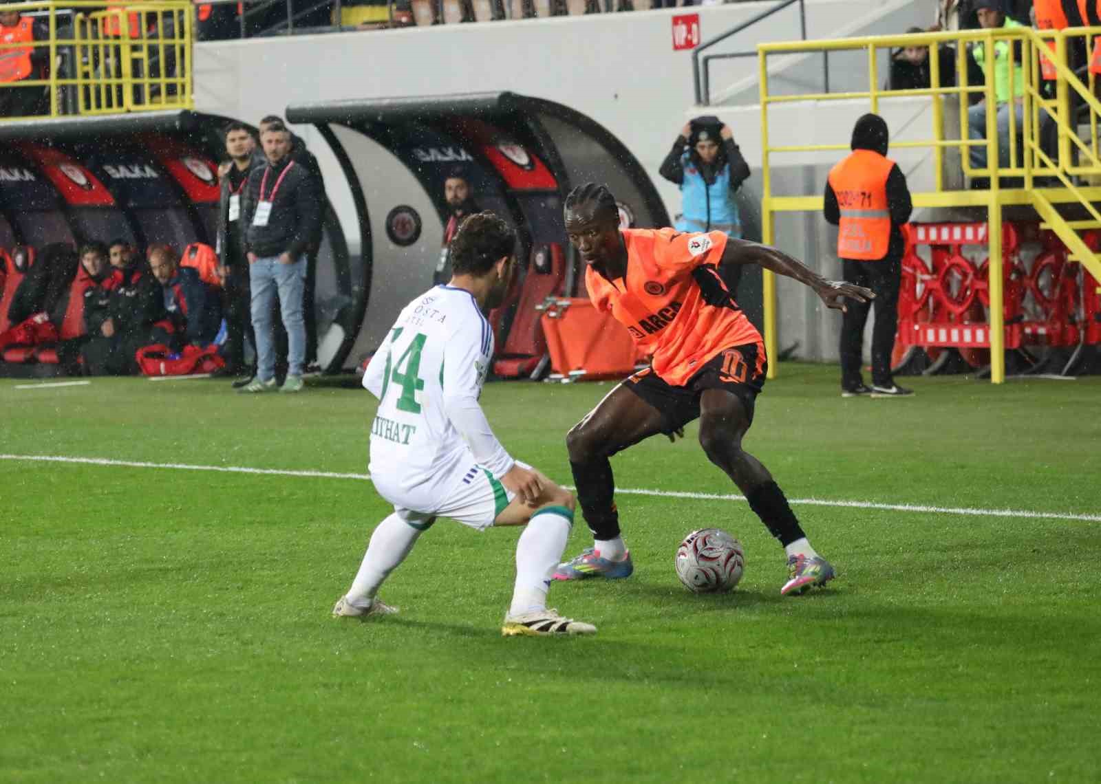 Trendyol Süper Lig: Çorum FK: 1 - Çaykur Rizespor: 1 (İlk yarı)