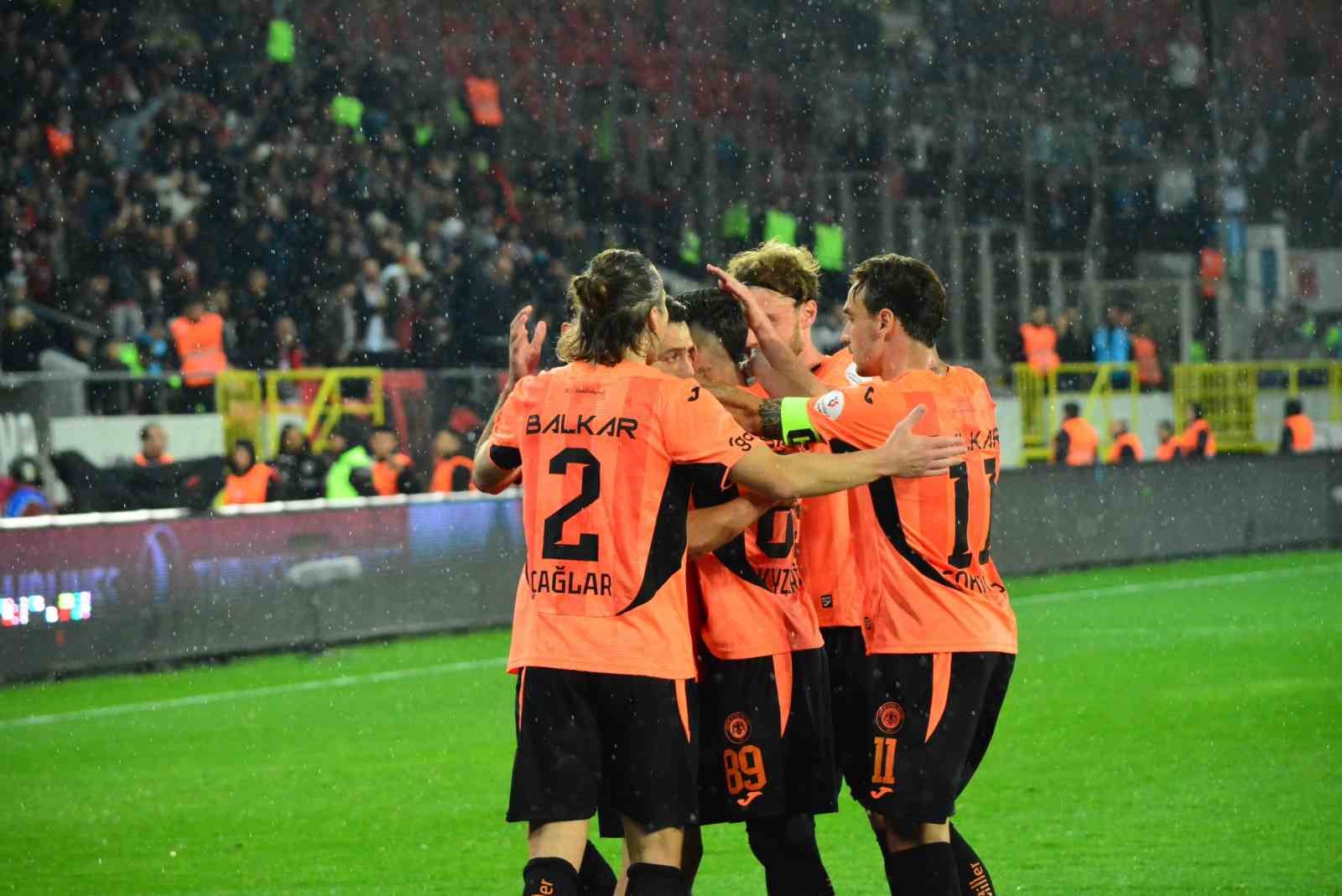 Trendyol Süper Lig: Çorum FK: 1 - Çaykur Rizespor: 1 (İlk yarı)