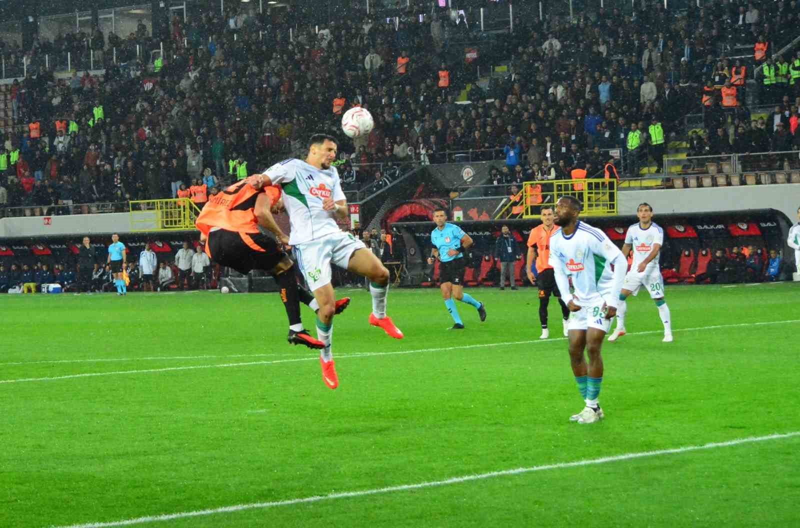 Trendyol Süper Lig: Çorum FK: 1 - Çaykur Rizespor: 1 (İlk yarı)