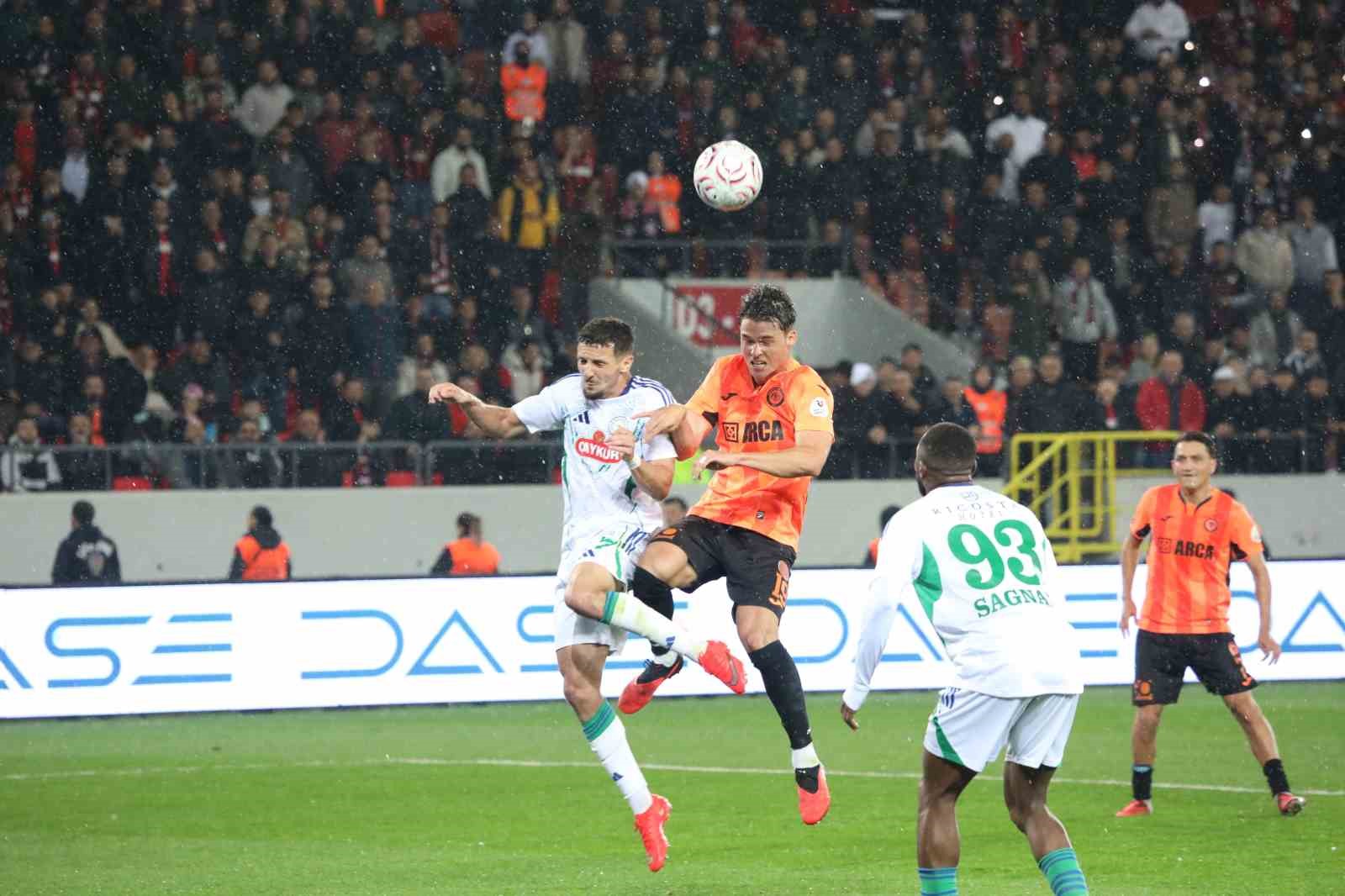 Trendyol Süper Lig: Çorum FK: 1 - Çaykur Rizespor: 1 (İlk yarı)