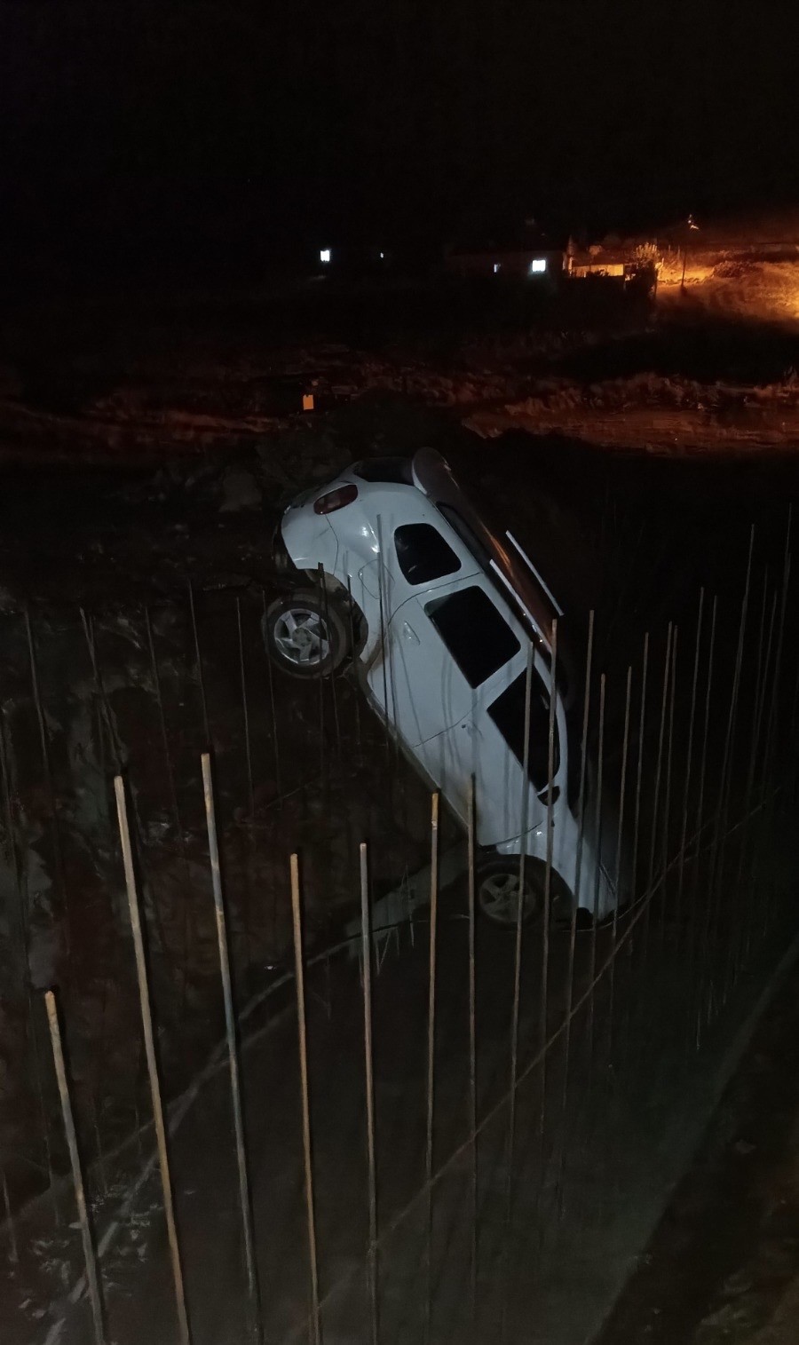 Siirt’te otomobil menfez çukuruna düştü: 2 yaralı