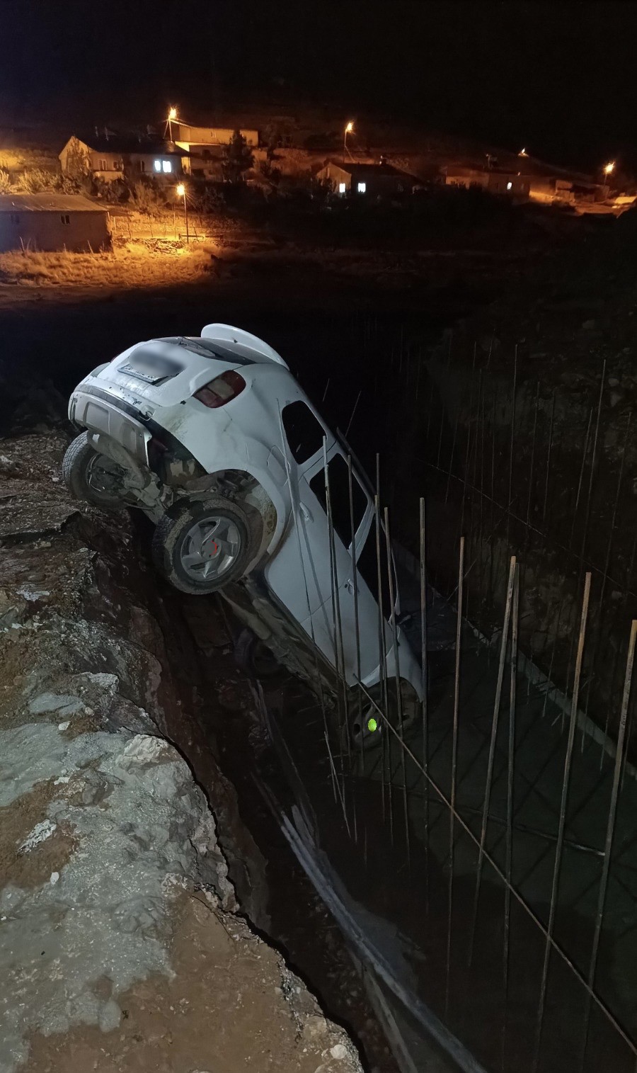 Siirt’te otomobil menfez çukuruna düştü: 2 yaralı