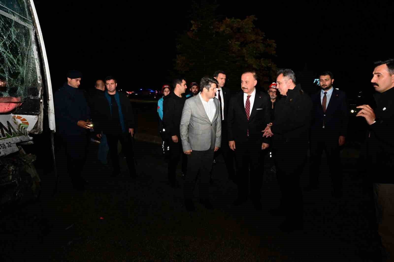 Isparta’da tarım işçilerini taşıyan midibüs ile tır çarpıştı: 17 yaralı