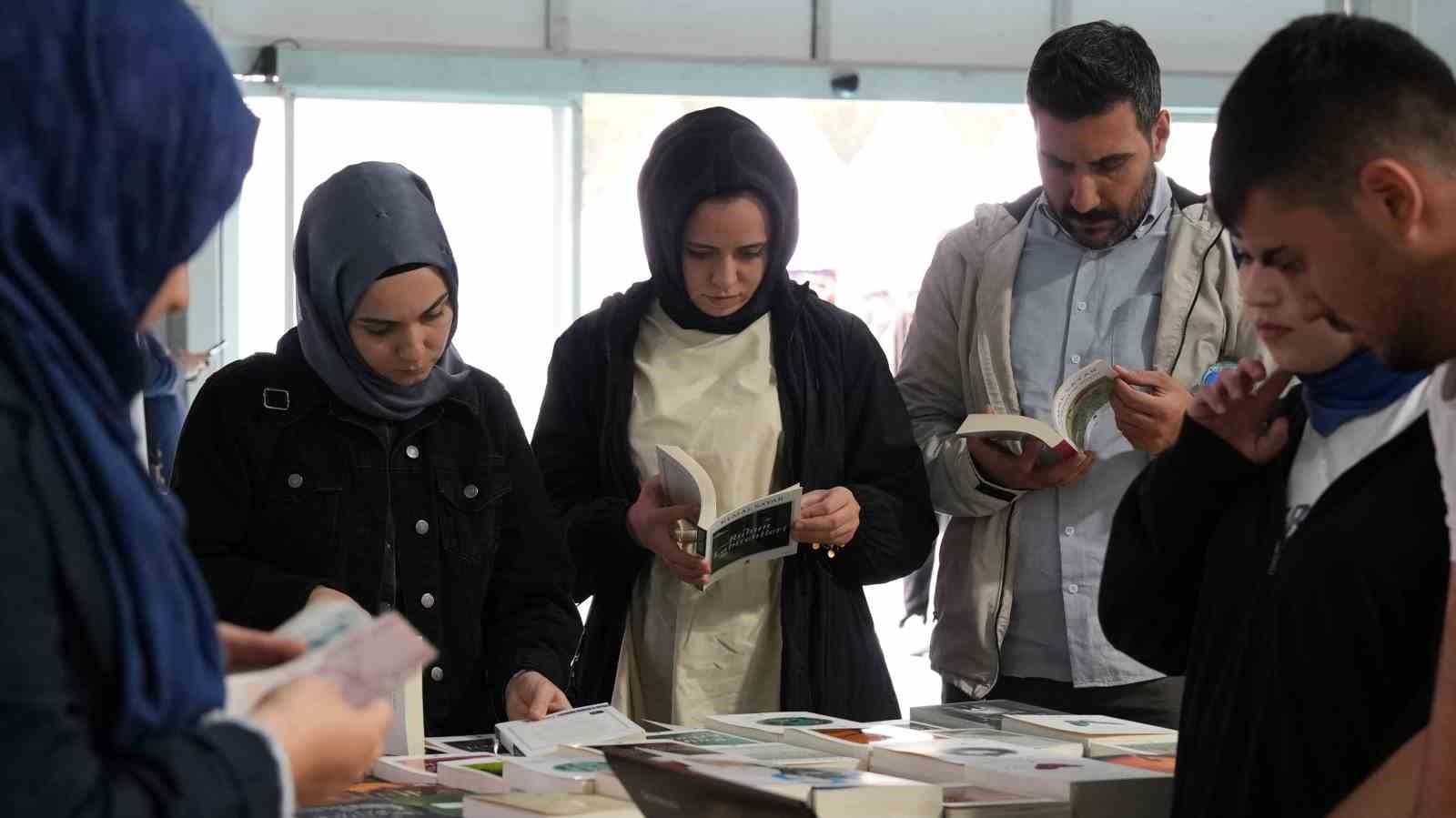 Anadolu’nun en büyük kitap fuarı Kahramanmaraş’ta açıldı