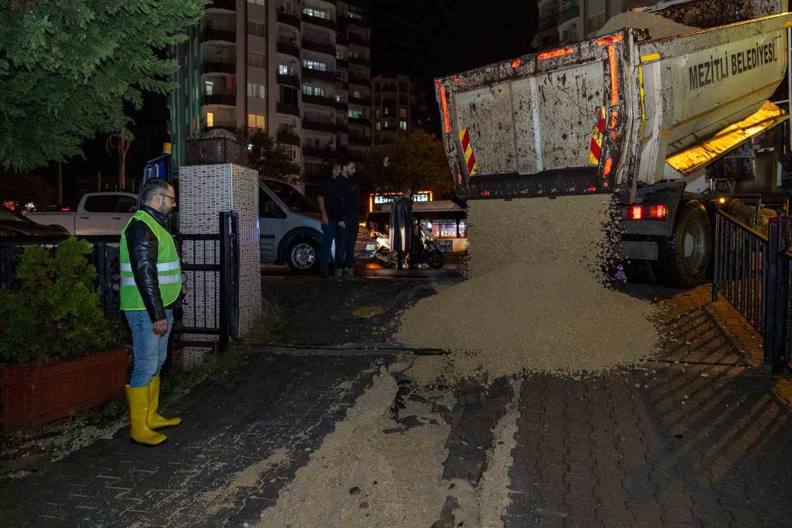 Mersin’de belediye ekipleri taşkın mesaisinde