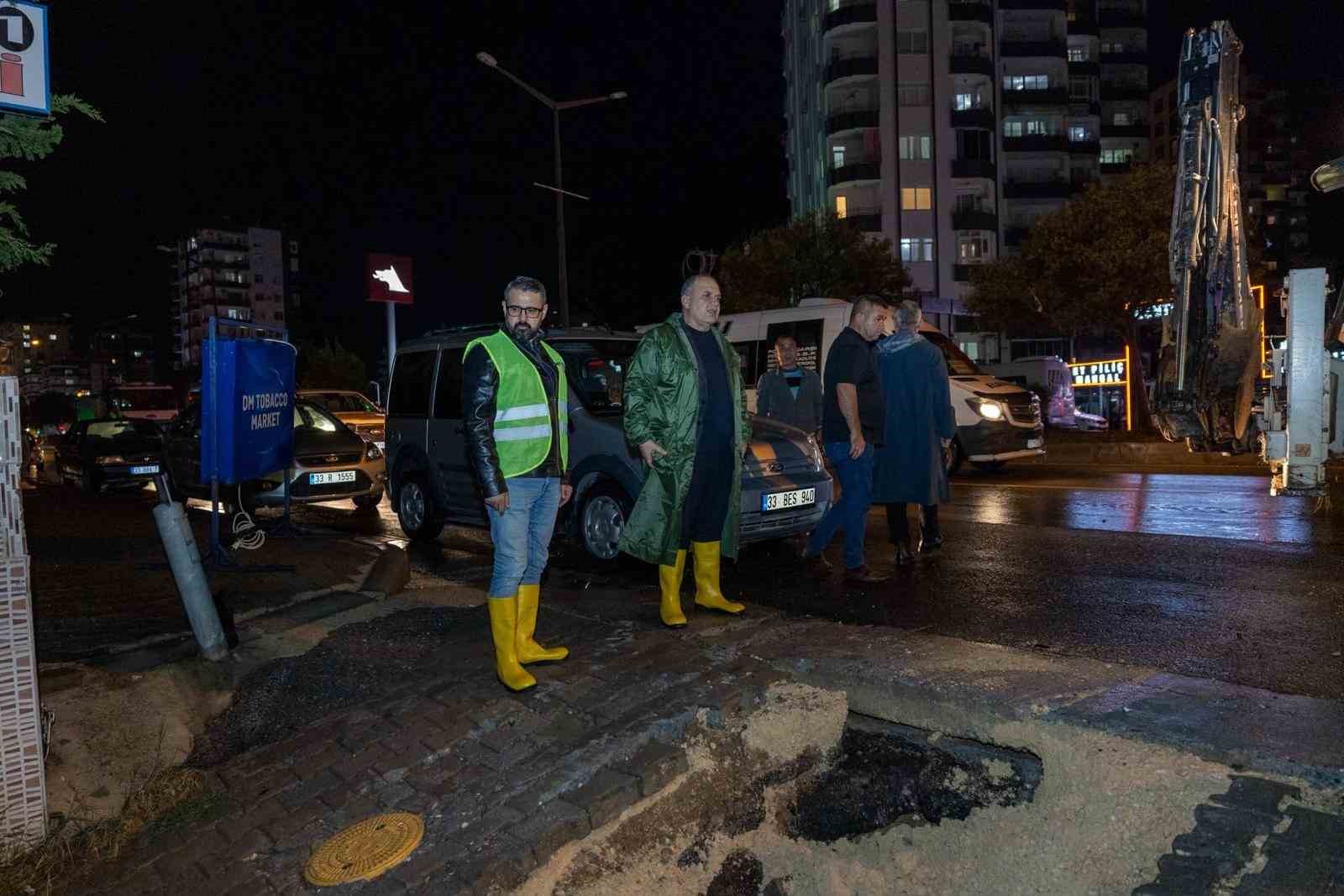 Mersin’de belediye ekipleri taşkın mesaisinde