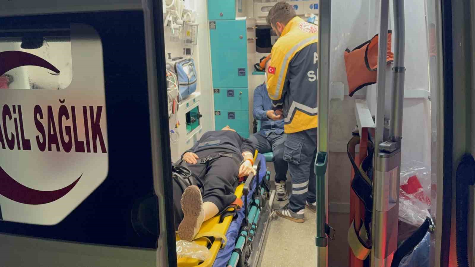Samsun’da otomobil orta refüje çıktı: 2 yaralı