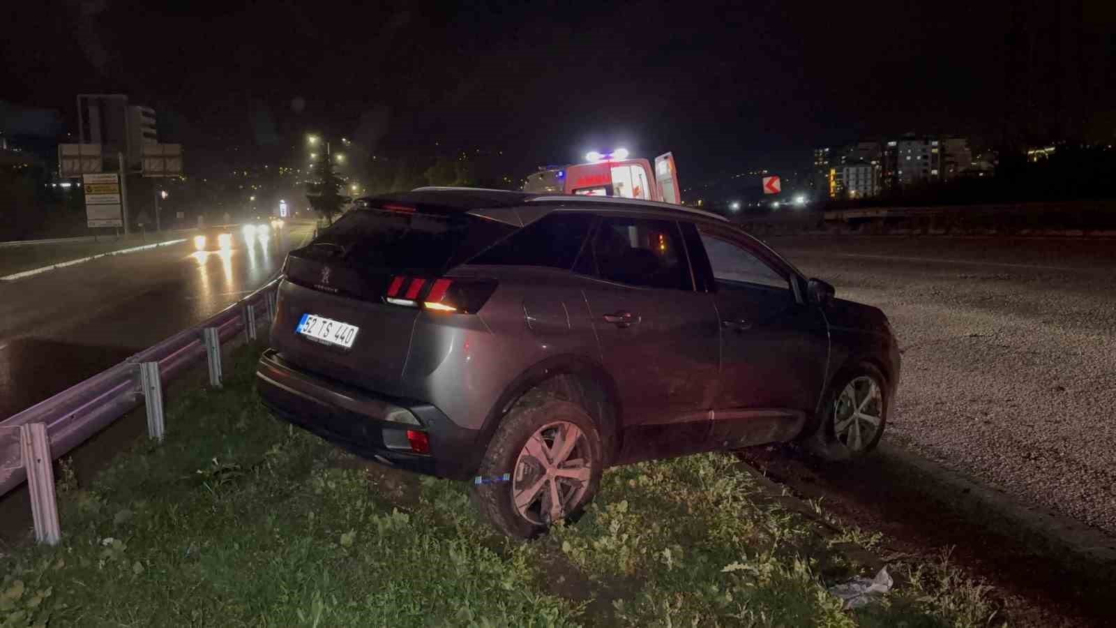 Samsun’da otomobil orta refüje çıktı: 2 yaralı