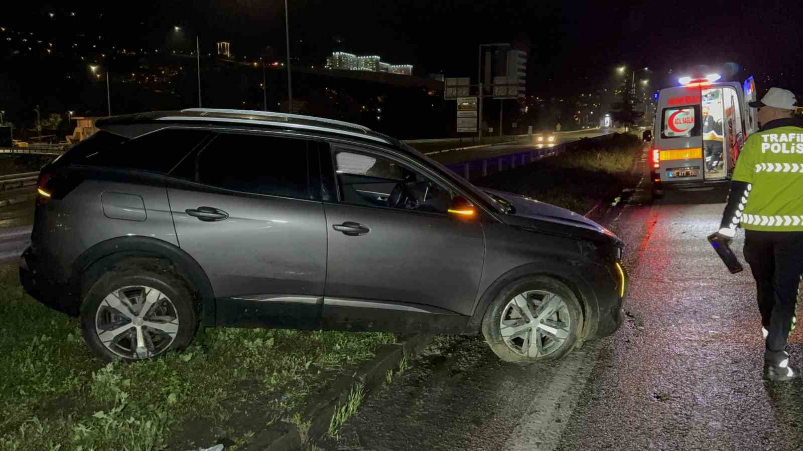 Samsun’da otomobil orta refüje çıktı: 2 yaralı