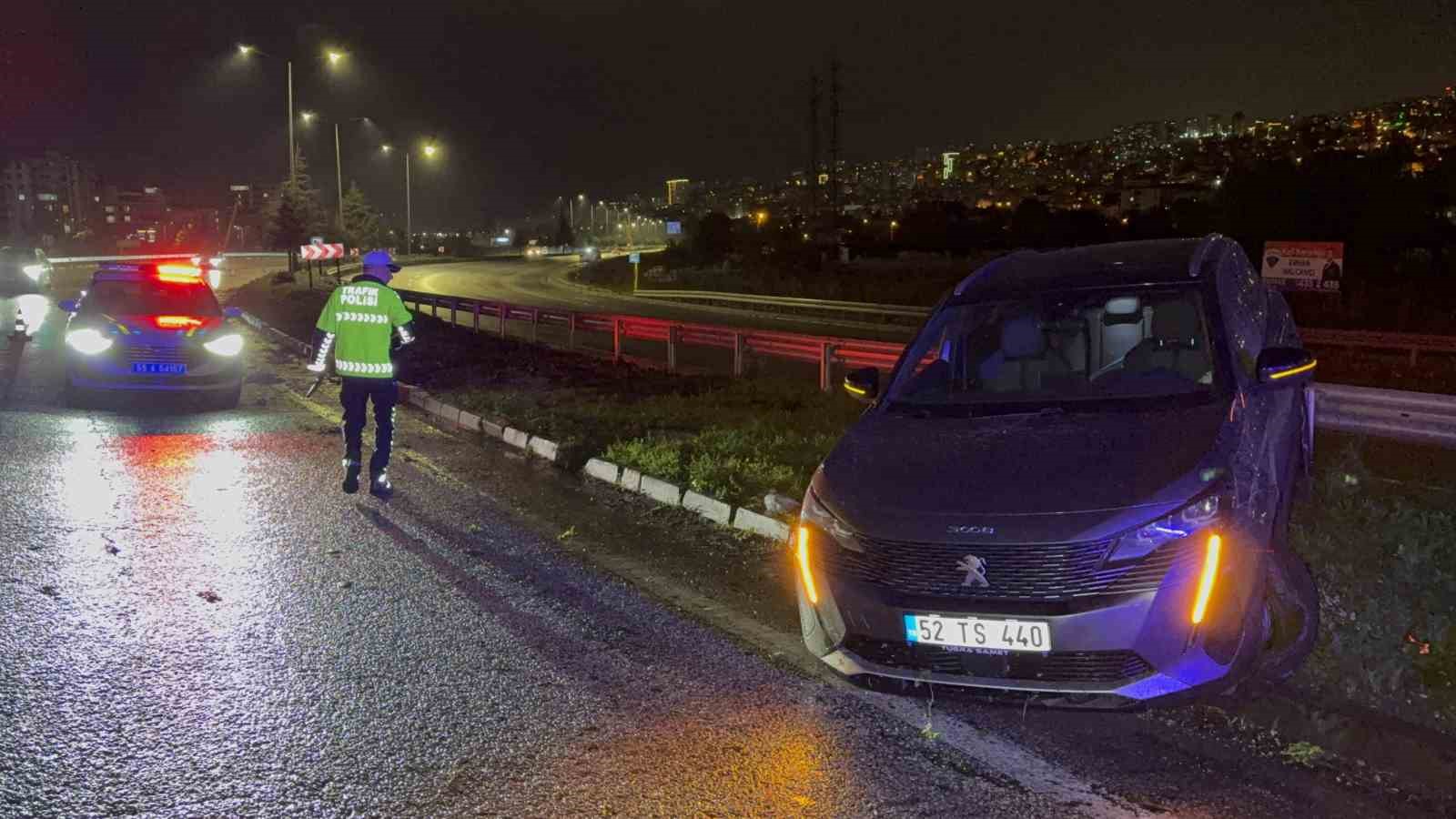 Samsun’da otomobil orta refüje çıktı: 2 yaralı