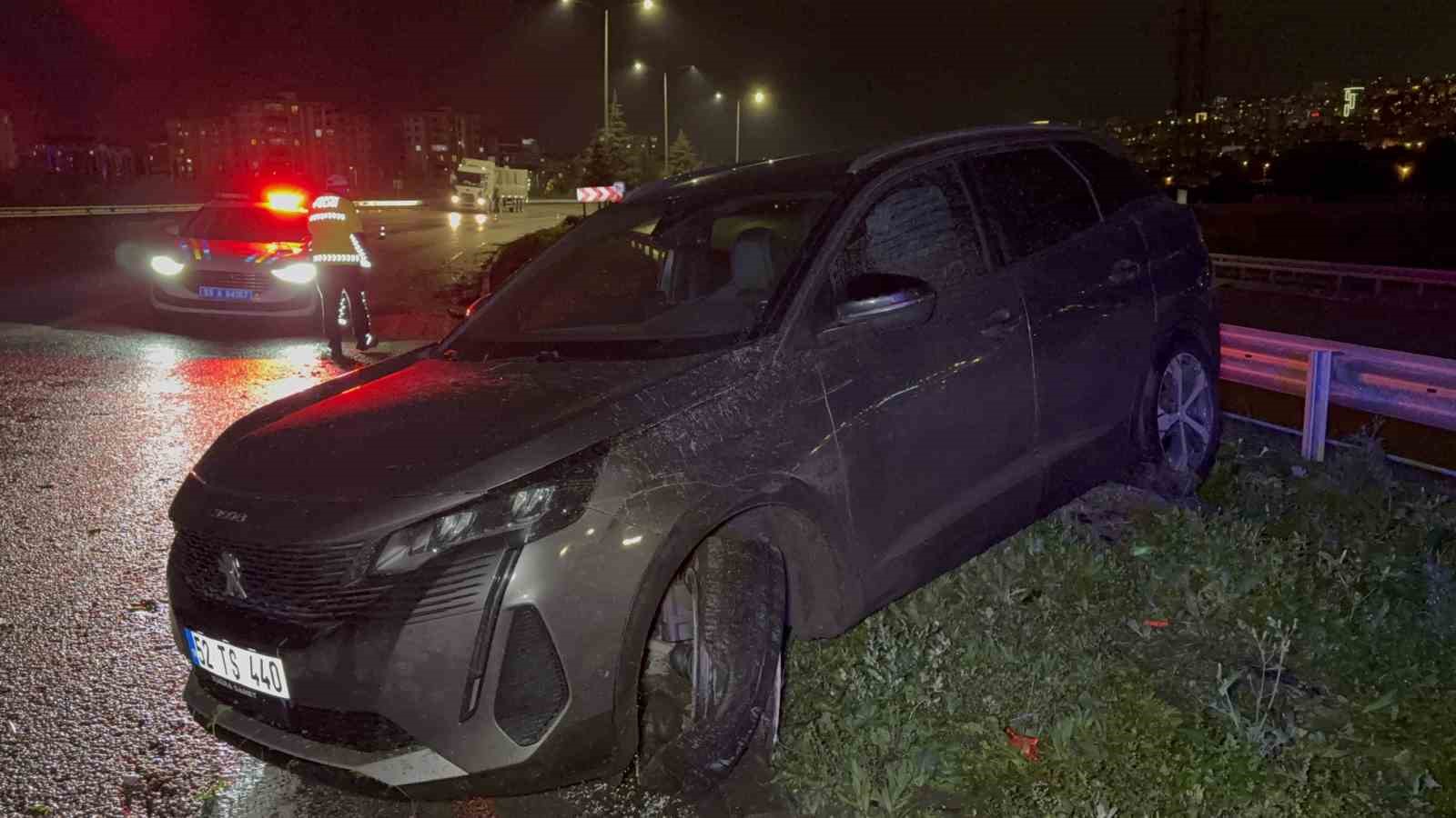 Samsun’da otomobil orta refüje çıktı: 2 yaralı