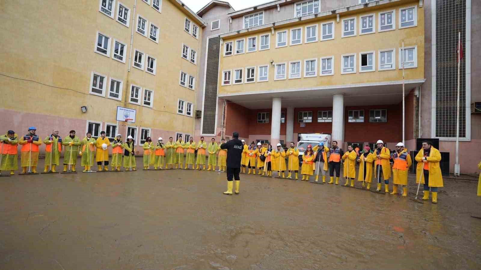 AFAD: "Ülke genelinde müdahale çalışmalarında 60 bin 395 personel ve 8 bin 927 araç görev yapmaktadır"