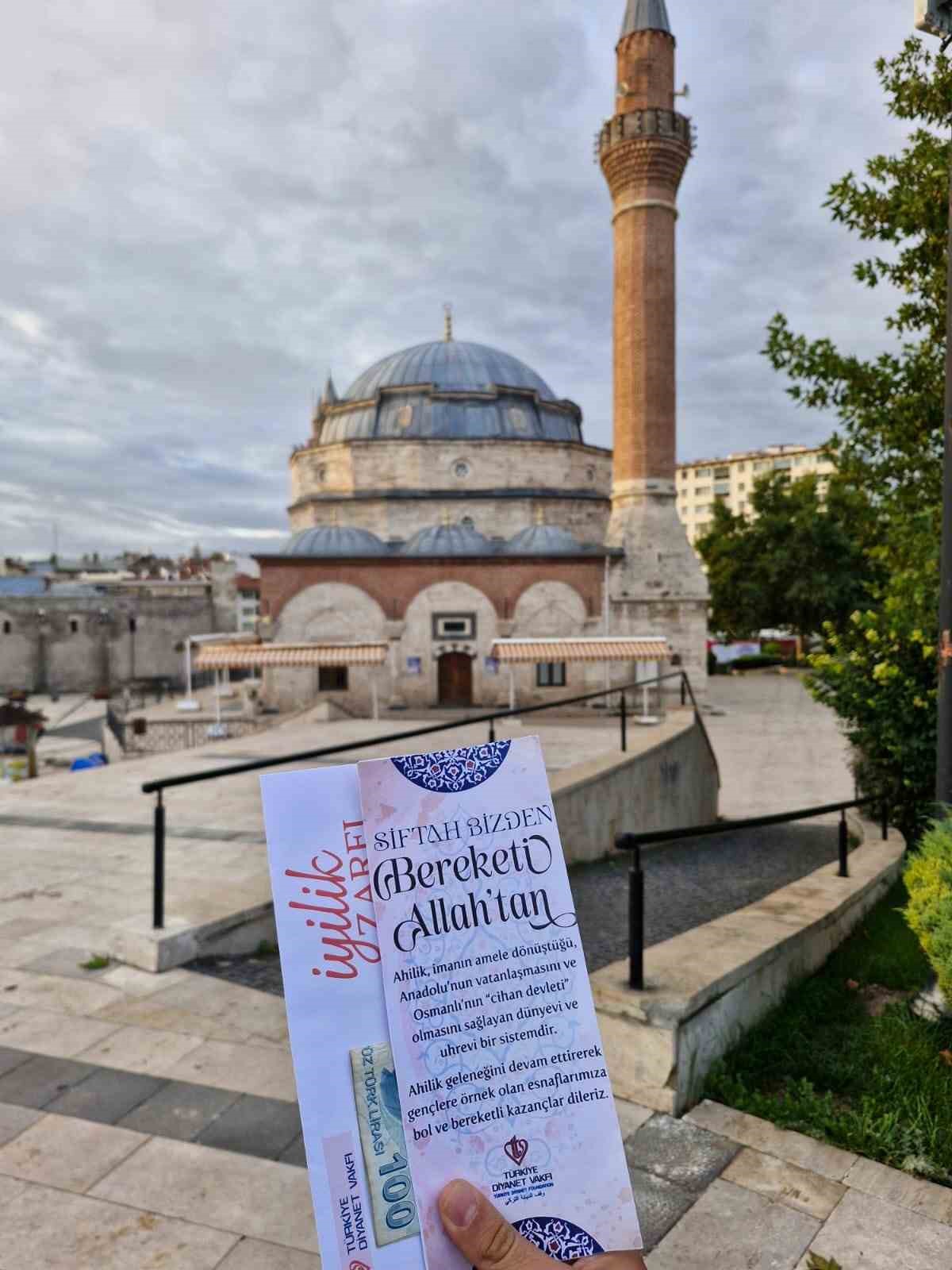 Sivas’ta gençlerden esnafa anlamlı siftah geleneği