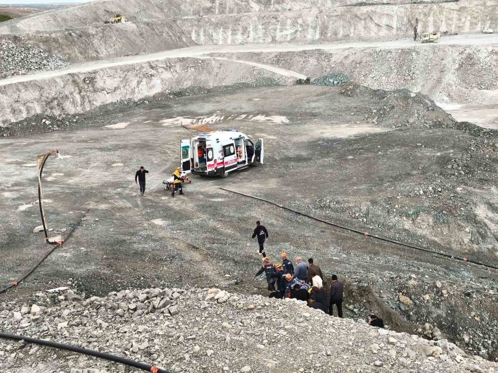 Sivas’ta taş ocağında kamyon devrildi, sürücüsü yaralandı