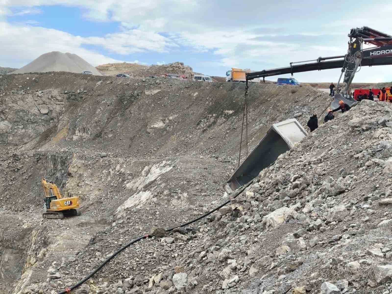 Sivas’ta taş ocağında kamyon devrildi, sürücüsü yaralandı