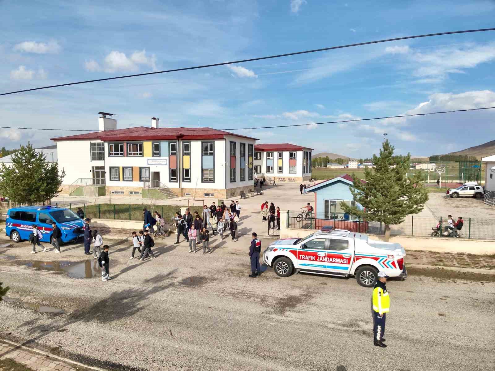Jandarmadan Gökçedere’de okul denetimi