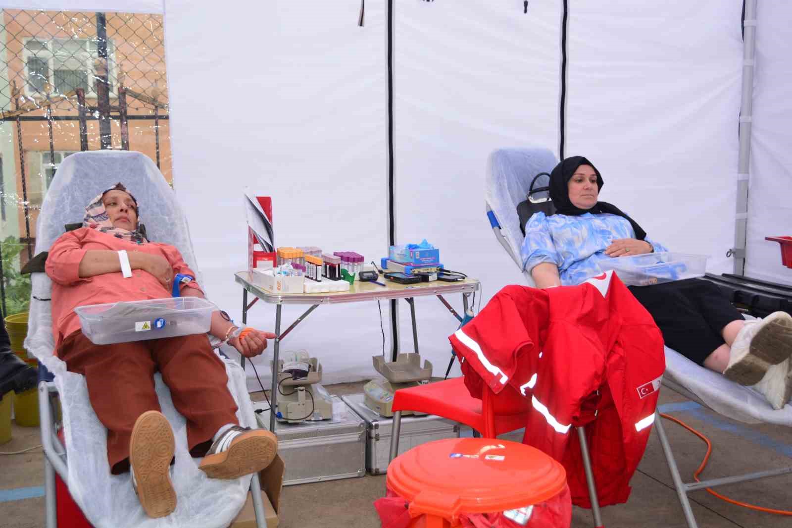 Minik öğrenciler ailelerini teşvik etti, 156 ünite kan toplandı