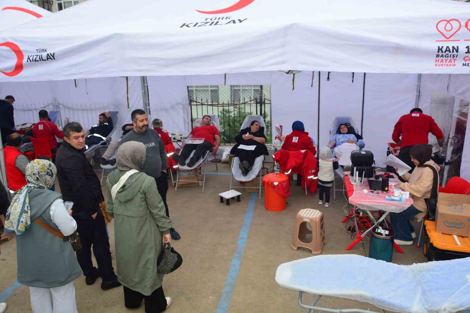 Minik öğrenciler ailelerini teşvik etti, 156 ünite kan toplandı