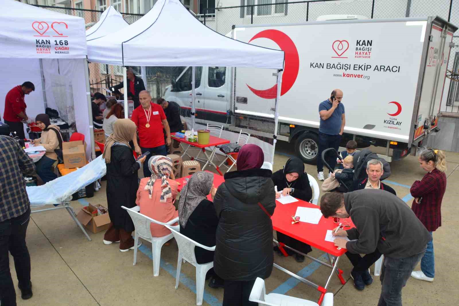Minik öğrenciler ailelerini teşvik etti, 156 ünite kan toplandı