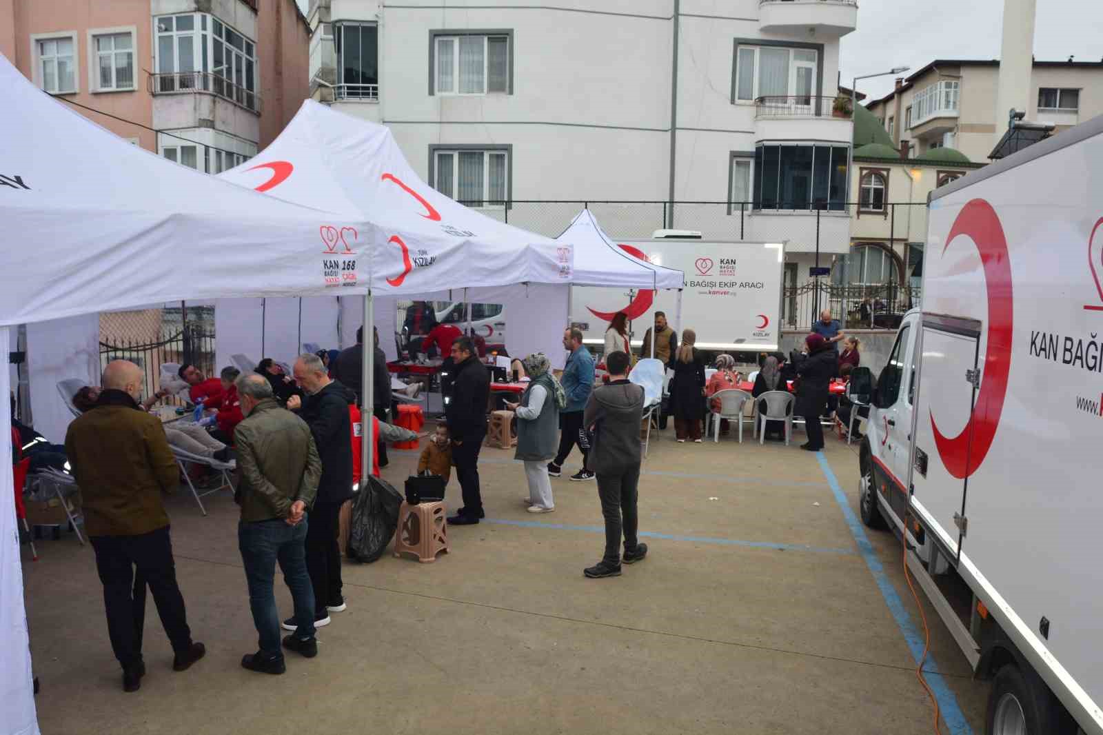 Minik öğrenciler ailelerini teşvik etti, 156 ünite kan toplandı