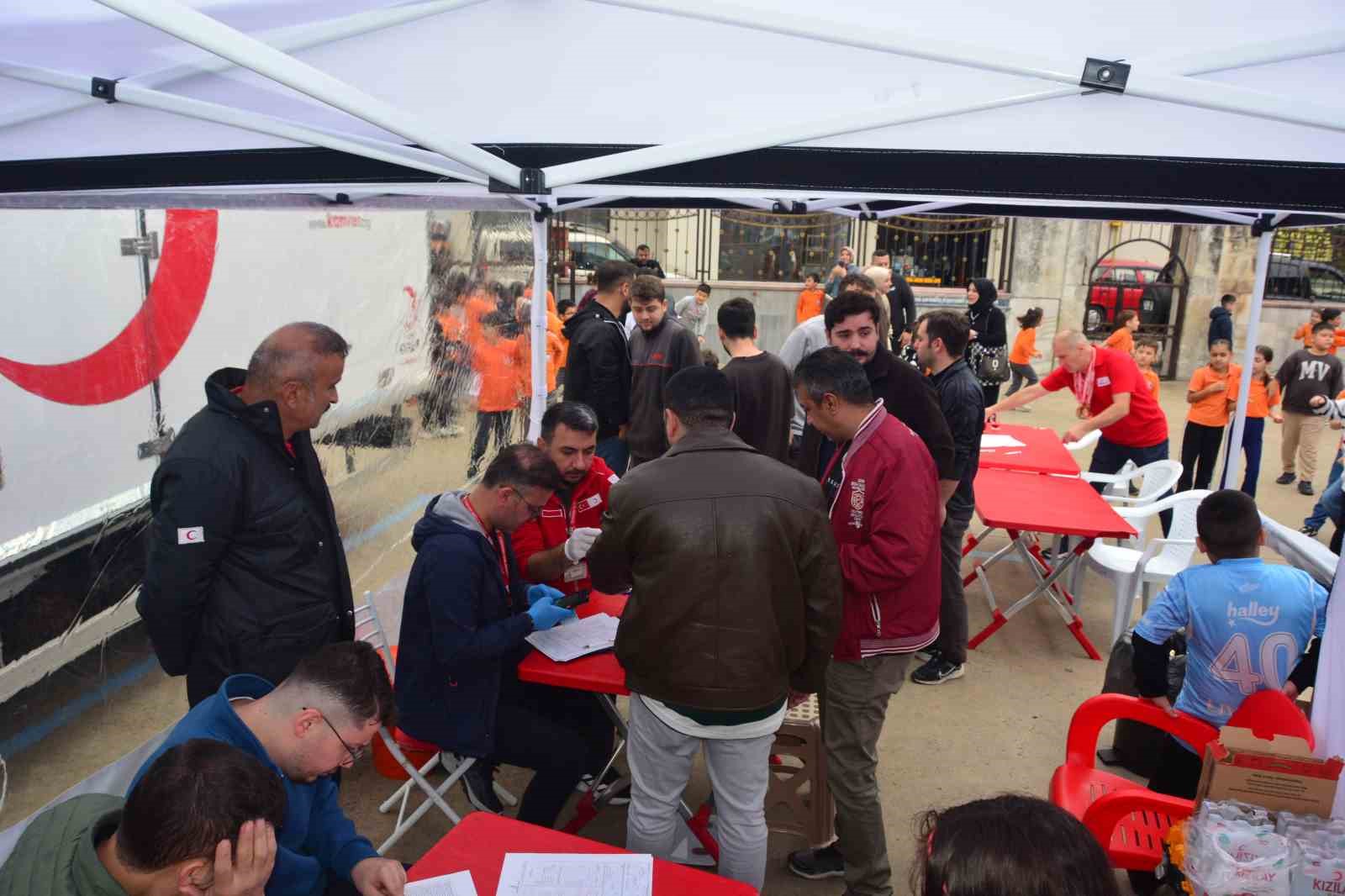 Minik öğrenciler ailelerini teşvik etti, 156 ünite kan toplandı
