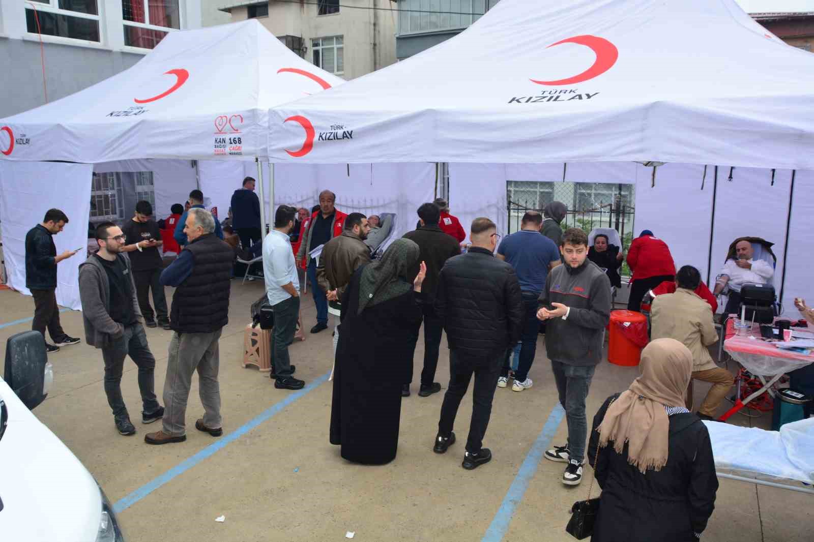 Minik öğrenciler ailelerini teşvik etti, 156 ünite kan toplandı
