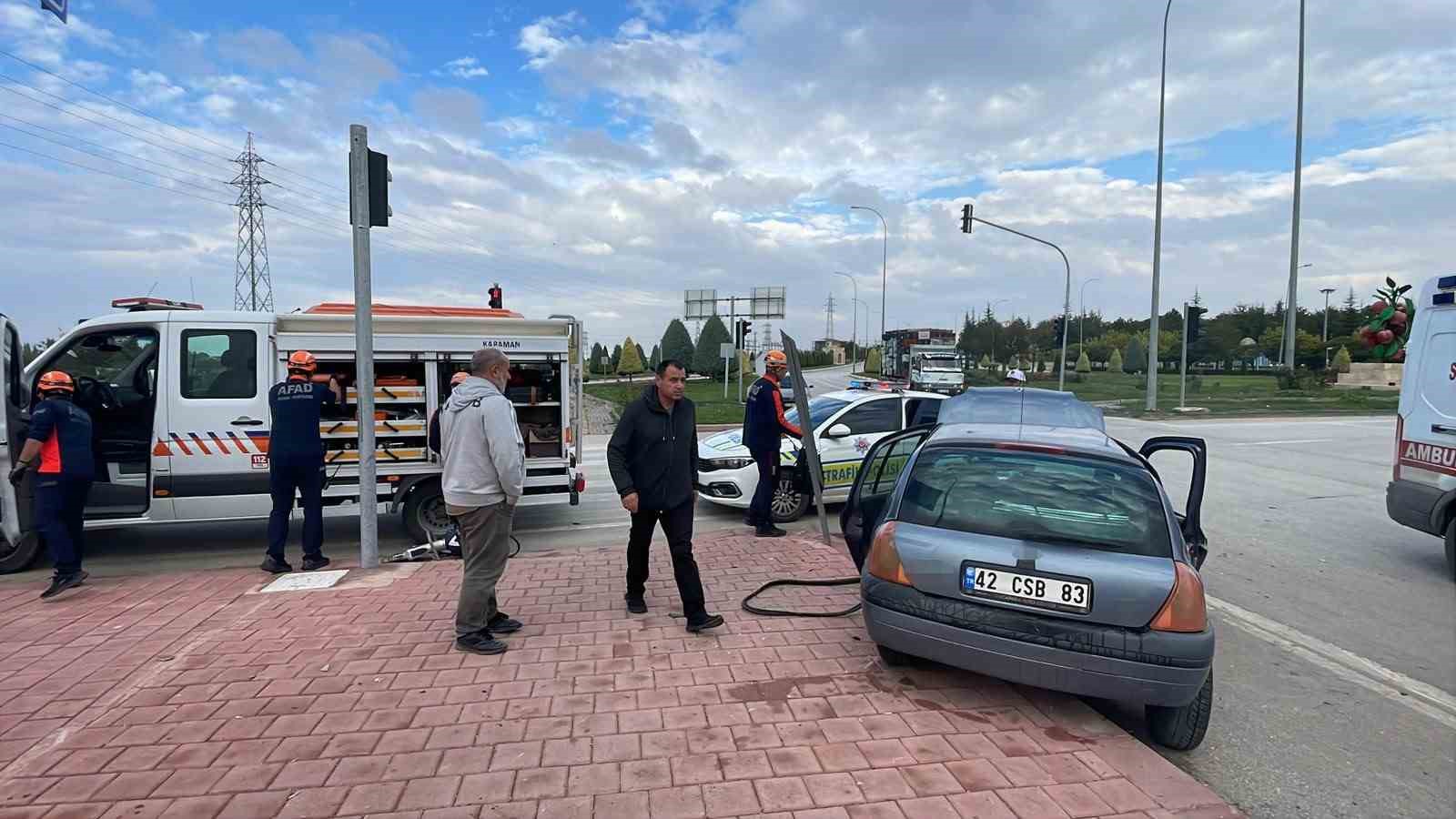 Karaman’da kamyonetle otomobil çarpıştı: 3 yaralı