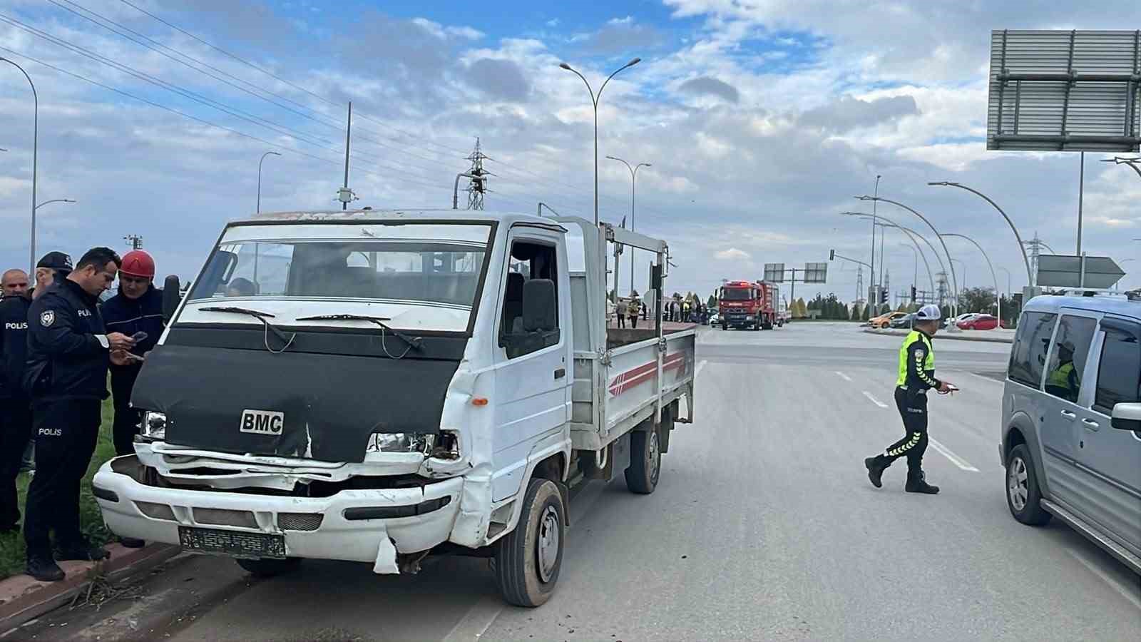 Karaman’da kamyonetle otomobil çarpıştı: 3 yaralı