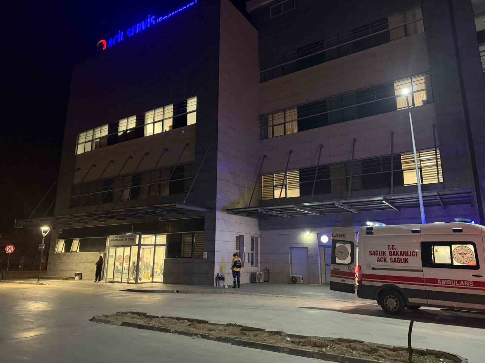 Otobüsten inip yolun karşısına geçmeye çalışan aileye panelvan çarptı: 2 ölü, 2 yaralı
