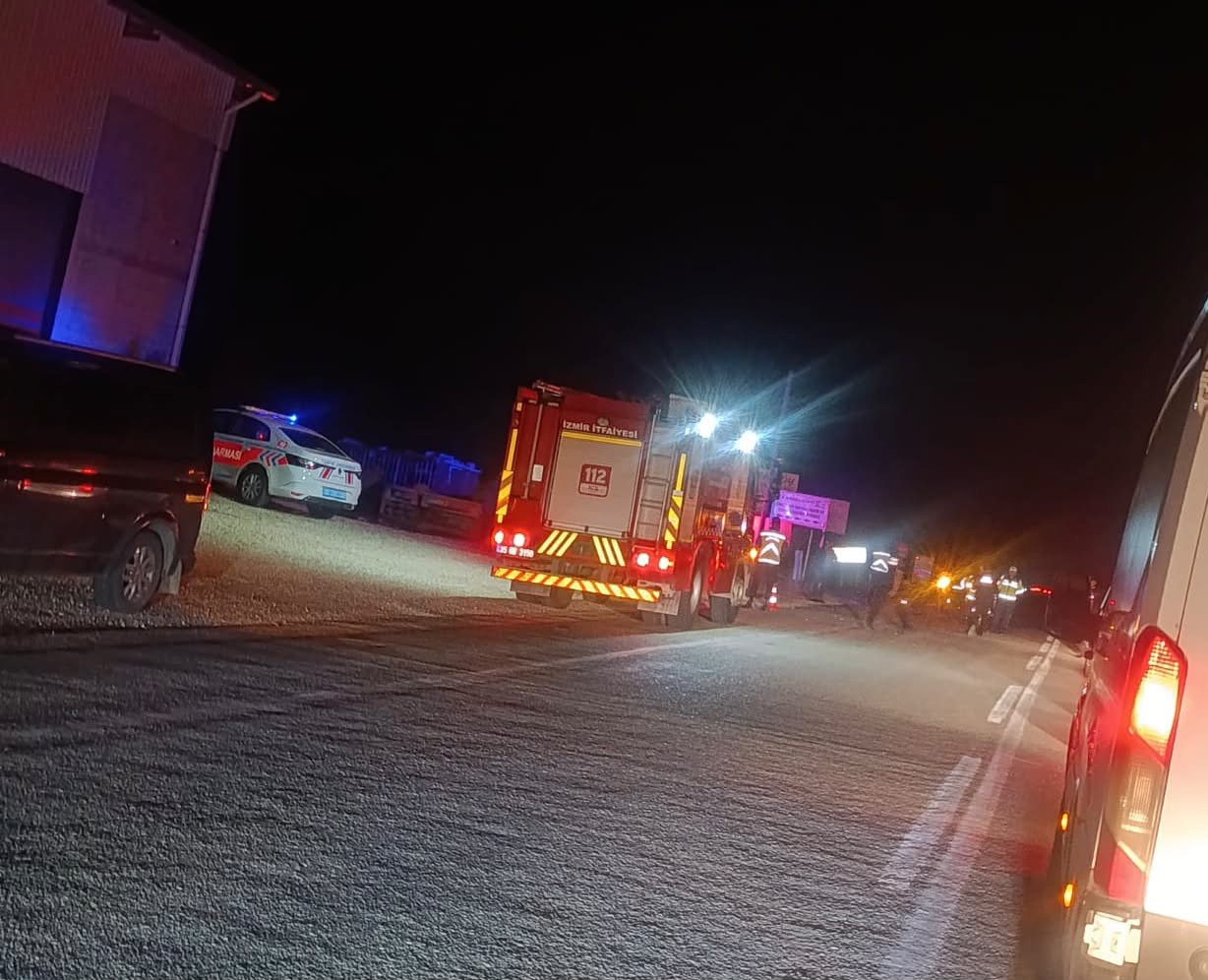 Otobüsten inip yolun karşısına geçmeye çalışan aileye panelvan çarptı: 2 ölü, 2 yaralı