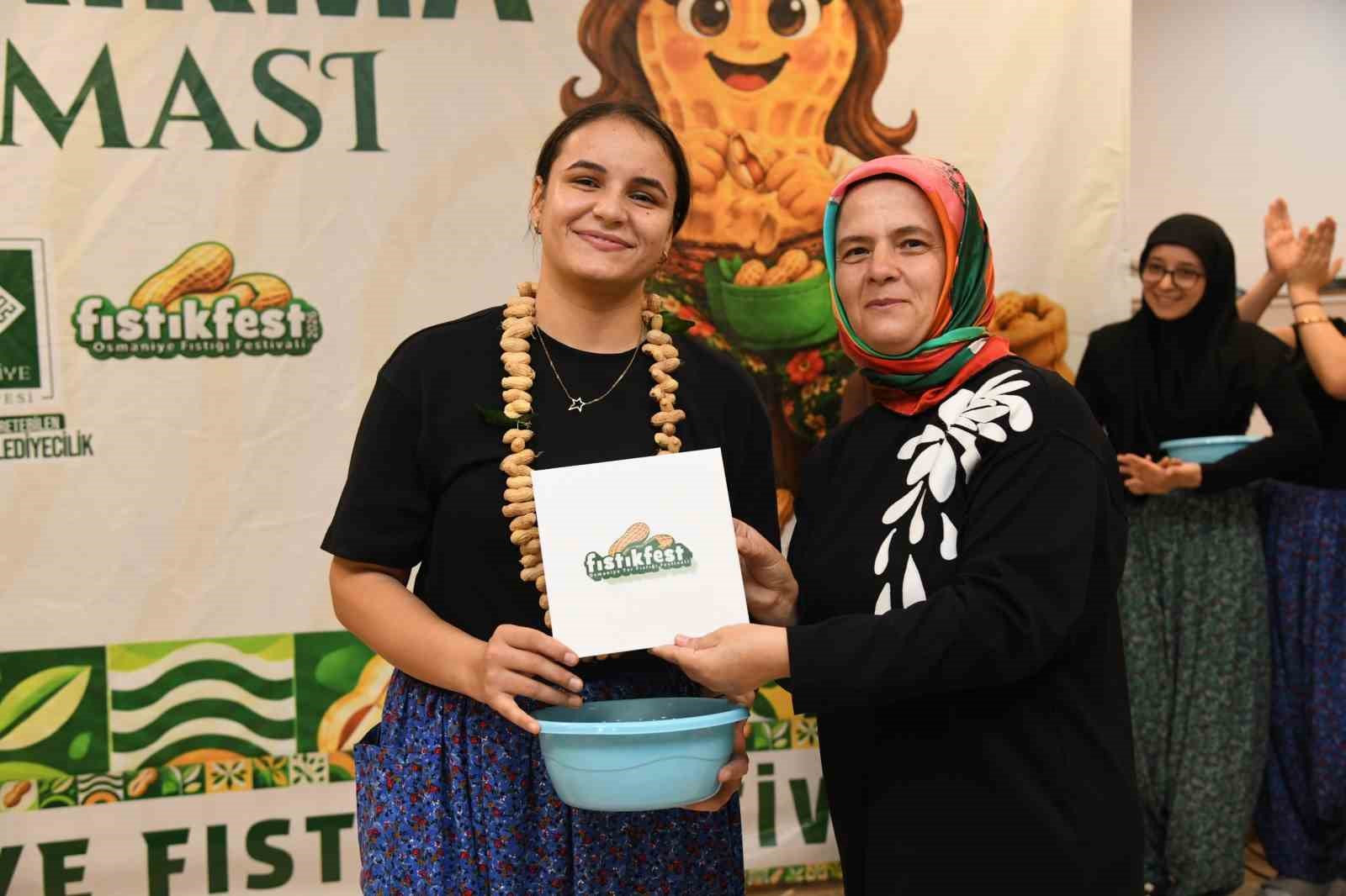 Osmaniye’de üniversiteli kızlar fıstık kırma yarışmasında kıyasıya mücadele etti