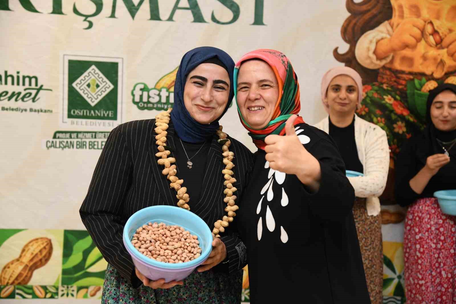 Osmaniye’de üniversiteli kızlar fıstık kırma yarışmasında kıyasıya mücadele etti
