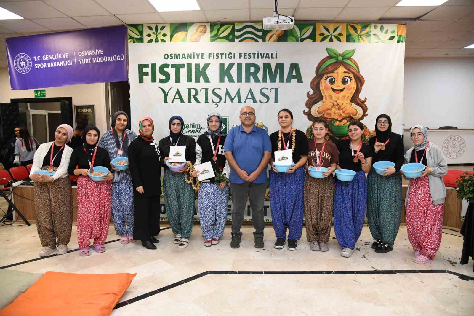 Osmaniye’de üniversiteli kızlar fıstık kırma yarışmasında kıyasıya mücadele etti