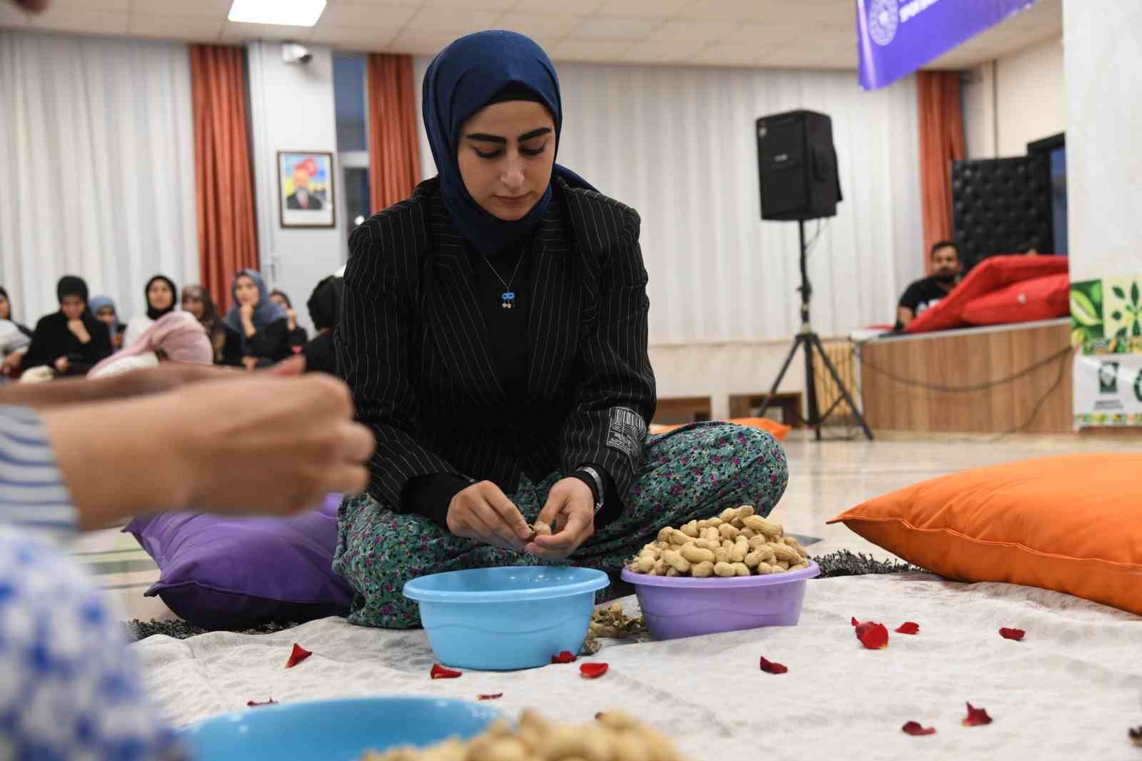 Osmaniye’de üniversiteli kızlar fıstık kırma yarışmasında kıyasıya mücadele etti