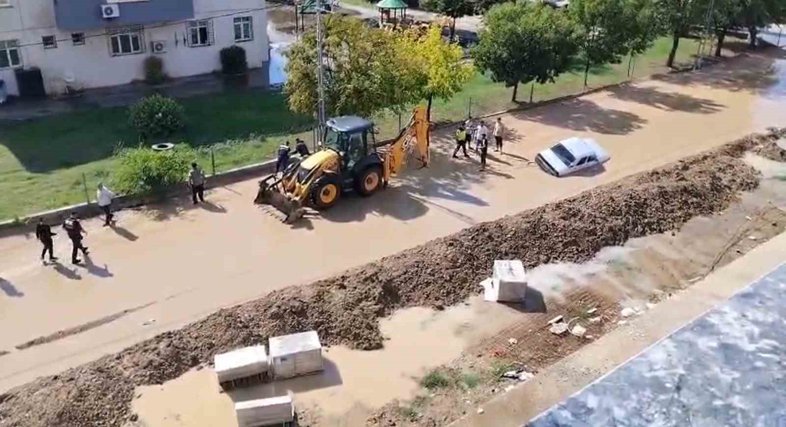 Adana’da yollar göle döndü
