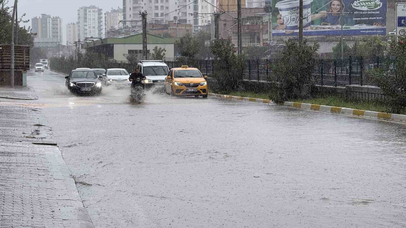 Adana’da yollar göle döndü