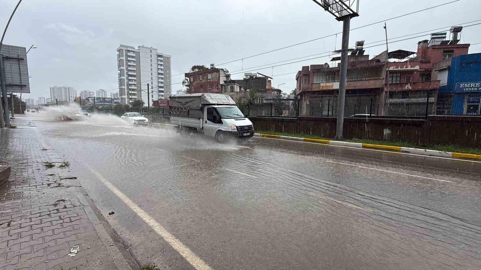 Adana’da yollar göle döndü