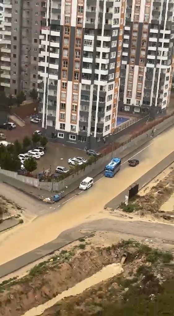 Adana’da yollar göle döndü
