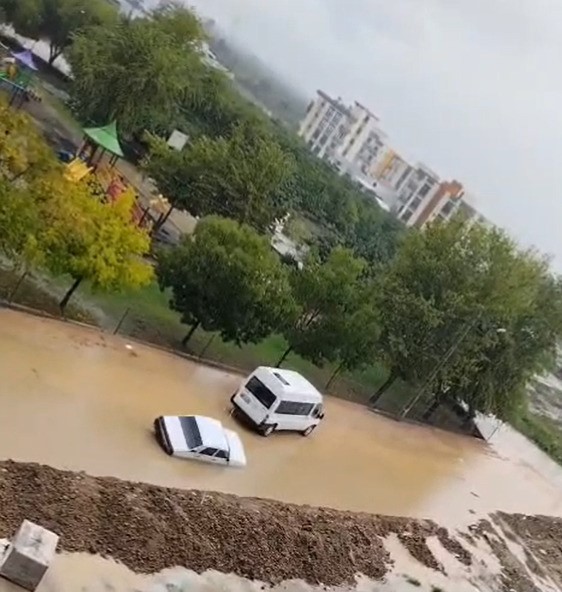 Adana’da yollar göle döndü