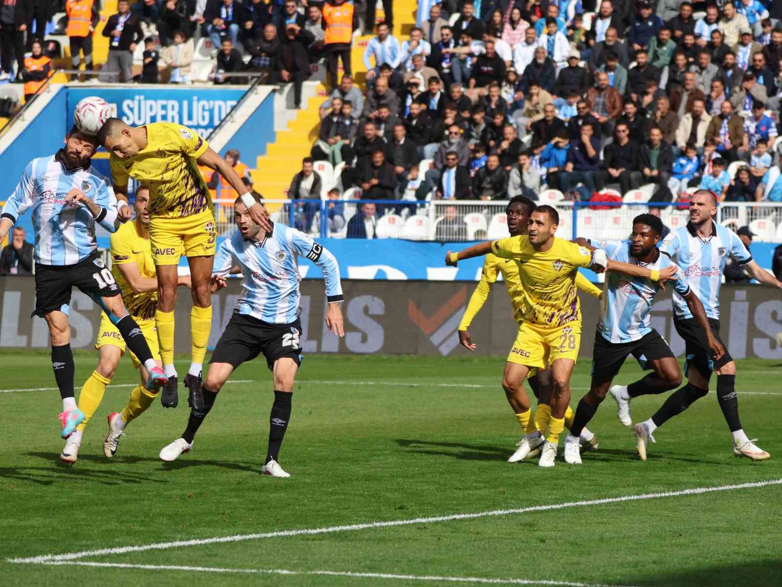 Trendyol Süper Lig: Erzurumspor FK: 1 - Eyüpspor: 0 (İlk yarı)