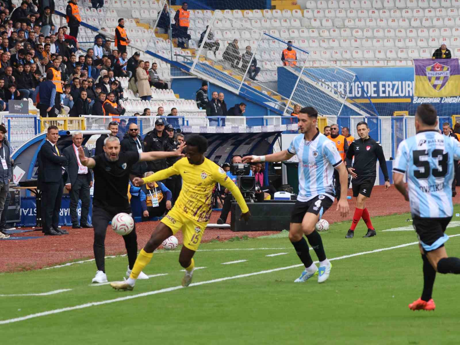 Trendyol Süper Lig: Erzurumspor FK: 1 - Eyüpspor: 0 (İlk yarı)