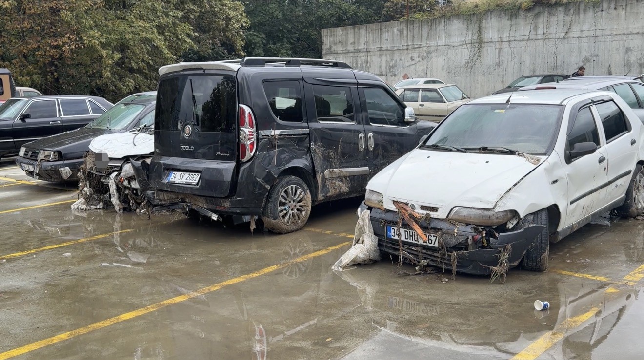 Ayazağa’da selde sürüklenip otoparka çekilen araçlar havadan görüntülendi
