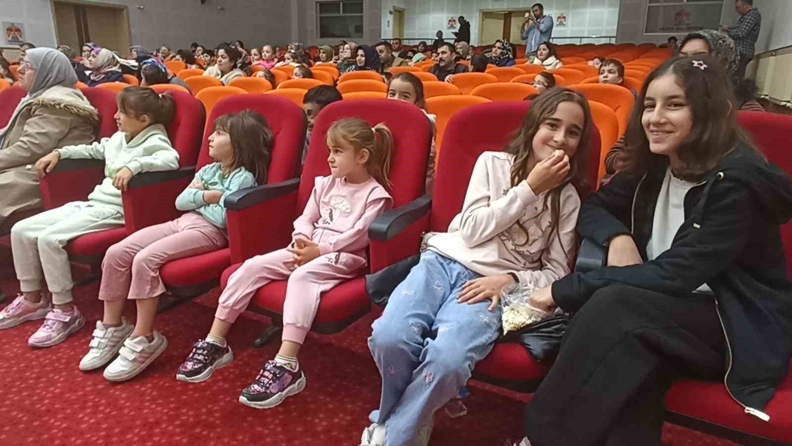 "Kaptan Pengu ve Arkadaşları" çocuklarla buluştu