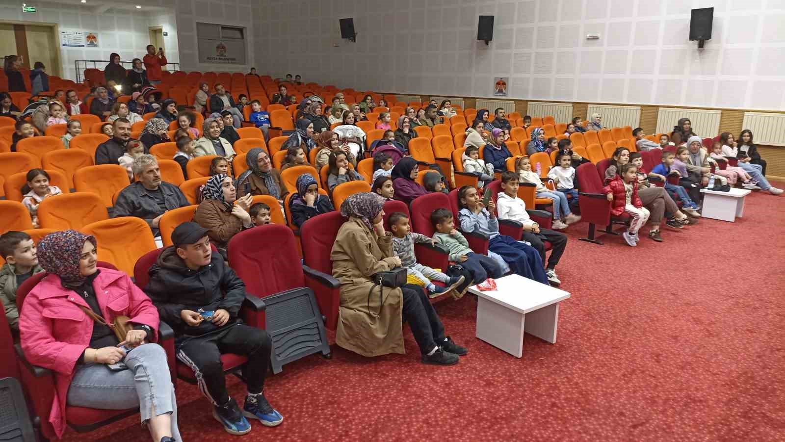 "Kaptan Pengu ve Arkadaşları" çocuklarla buluştu