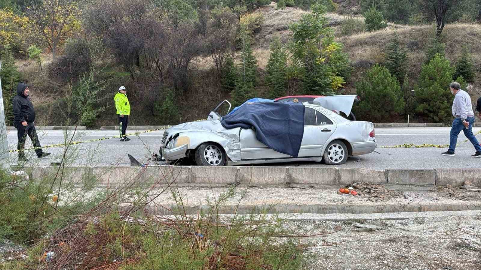 Burdur’da bariyerlere çarpan otomobil takla attı: 1 ölü, 4 yaralı
