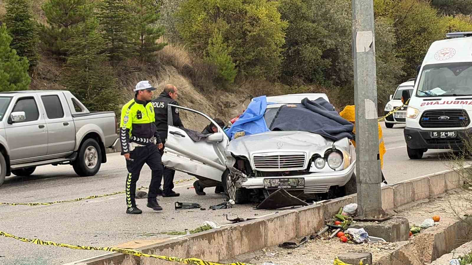 Burdur’da bariyerlere çarpan otomobil takla attı: 1 ölü, 4 yaralı
