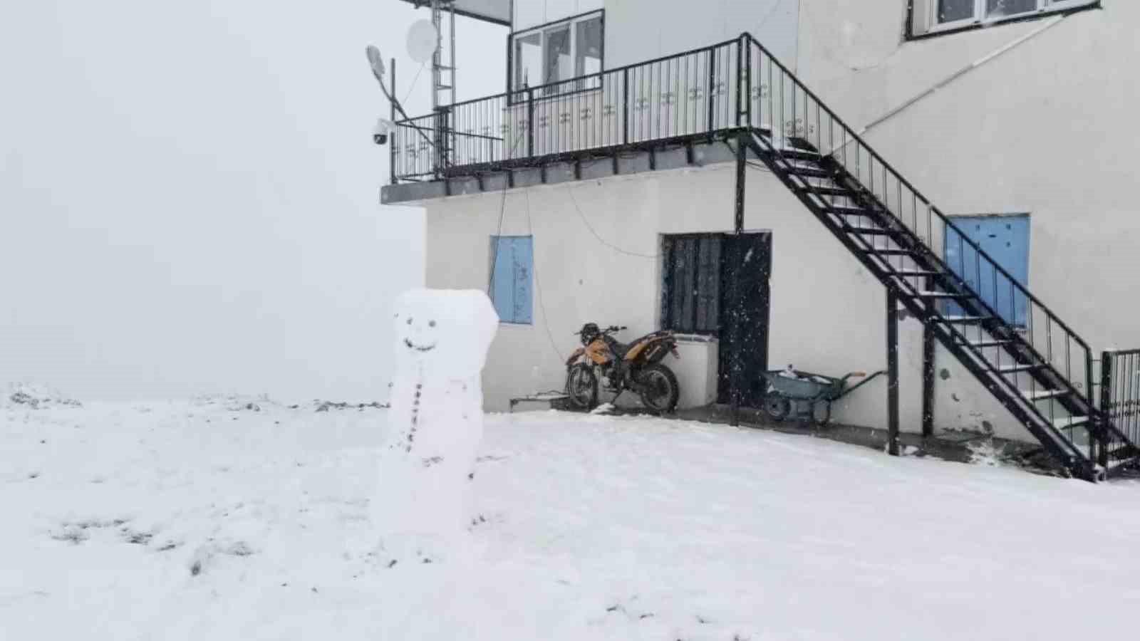 Kütahya’da 2 bin 120 rakımlı Akdağ Yaylası’na mevsimin ilk karı yağdı