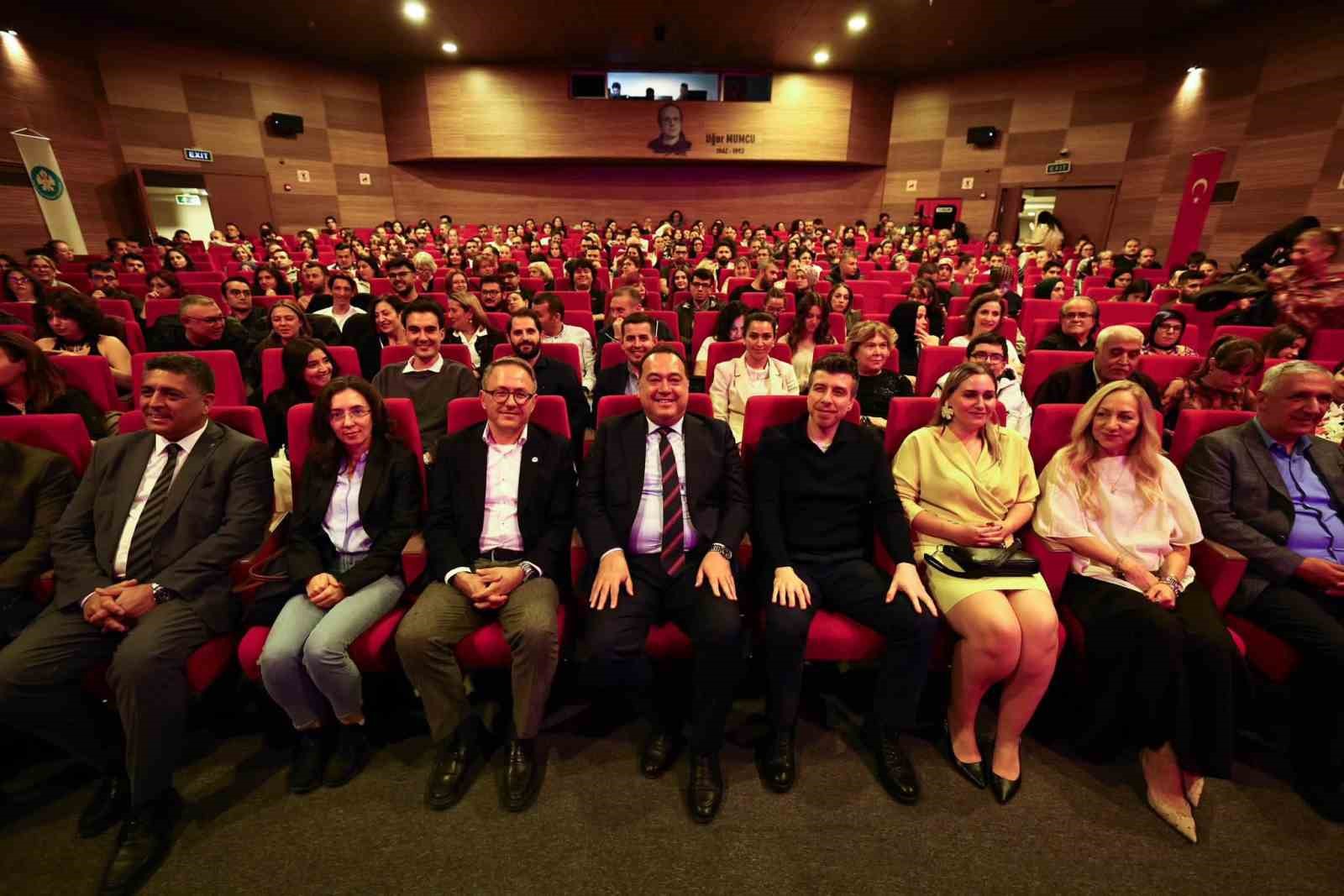 Manisa Şehir Tiyatrosu’nun 20’nci yılına görkemli açılış