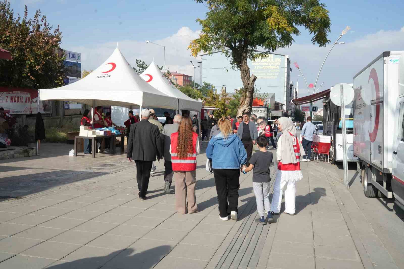 Muş’ta Türk Kızılay’dan iyilik çarşısı